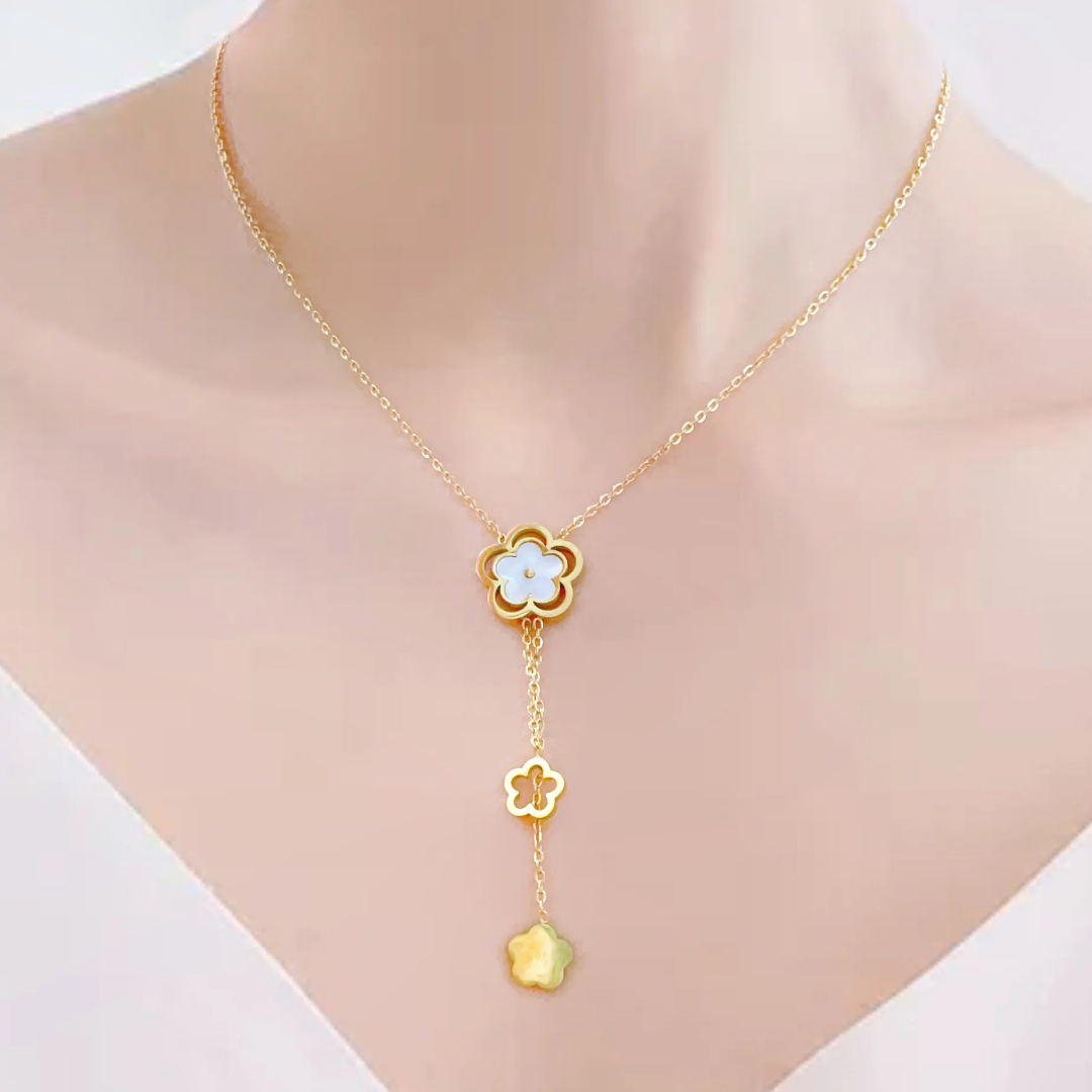 Gia flower necklace