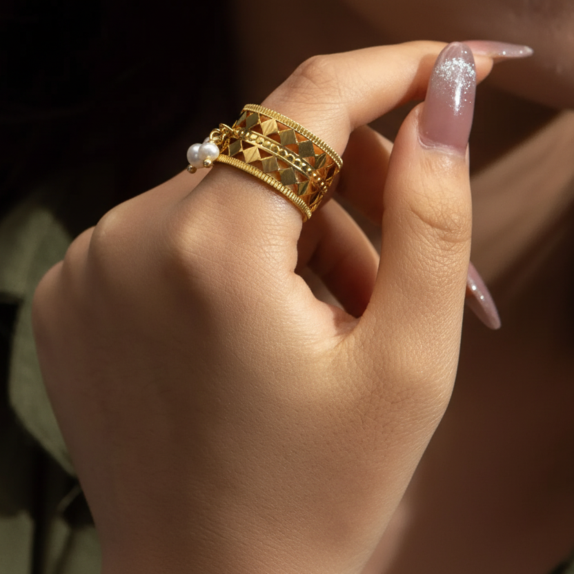 Three pearl royal ring