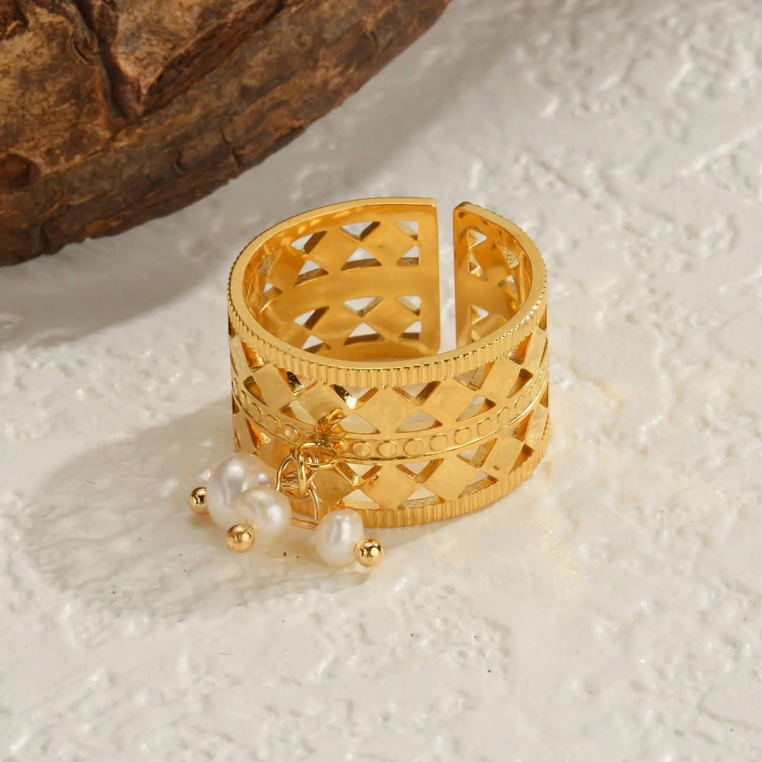 Three pearl royal ring
