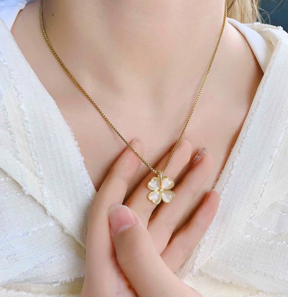Verdent clover pendant necklace