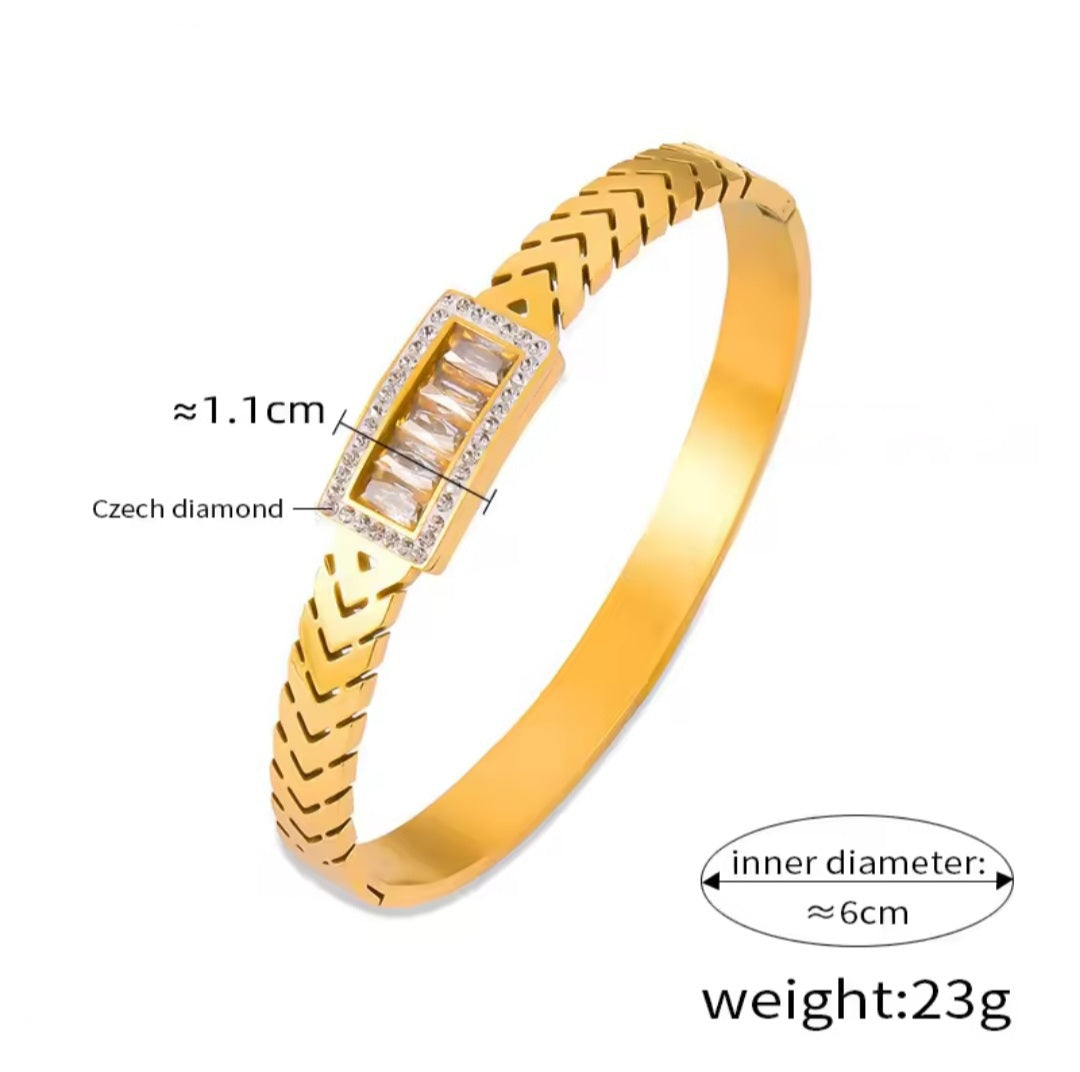 Gleam diamond bangle