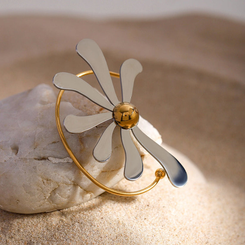 Daisy ear cuff
