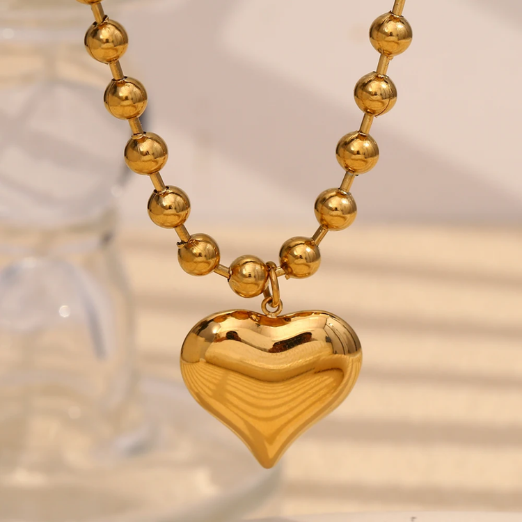 Beaded necklace featuring a heart locket, crafted from 18k gold-plated stainless steel for a timeless and elegant look.