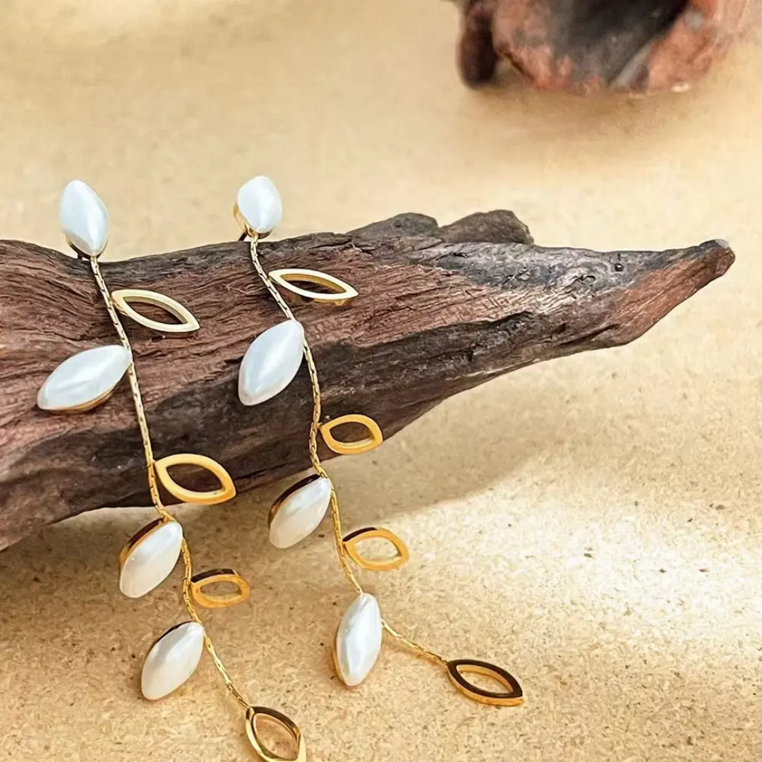 Elara pearl earrings