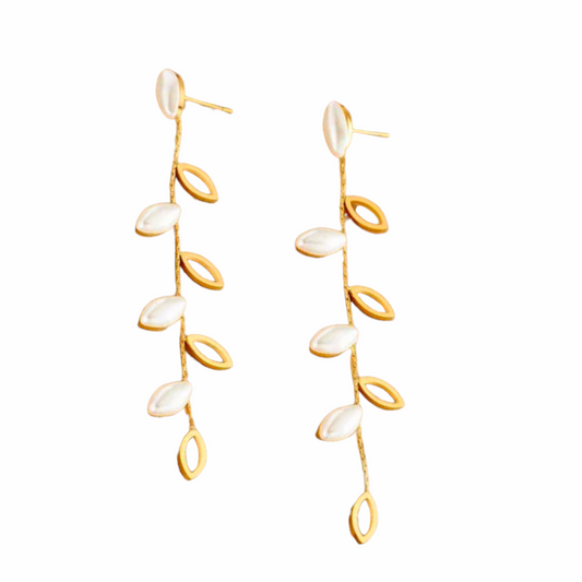 Elara pearl earrings